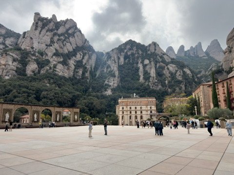 Sanktuarium Montserrat w Hiszpanii u stóp górskich szczytów