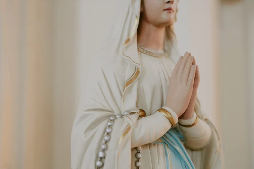 religious-statue-in-prayer-with-golden-accents